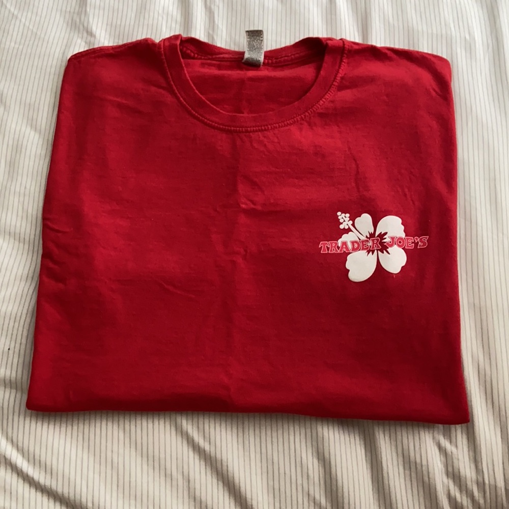 TRADER JOES RED TSHIRT SISE MEDIUM UNISEX